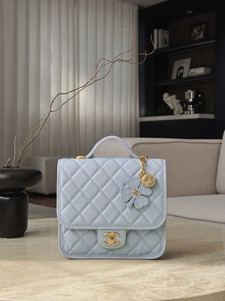 Chanel Голубой рюкзак с подвеской-клевером