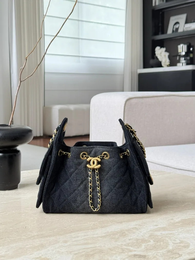 Chanel Чёрная джинсовая сумка Hobo