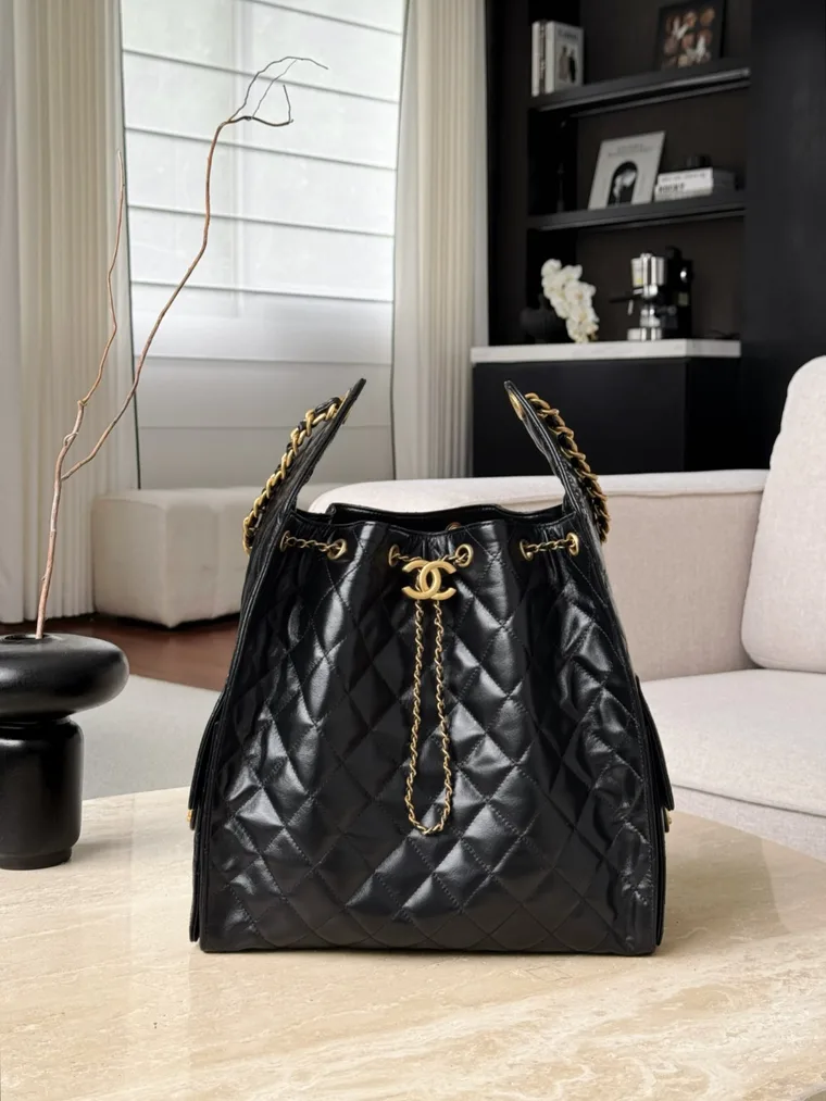 Chanel Чёрная сумка-хобо Hobo с золотистой фурнитурой