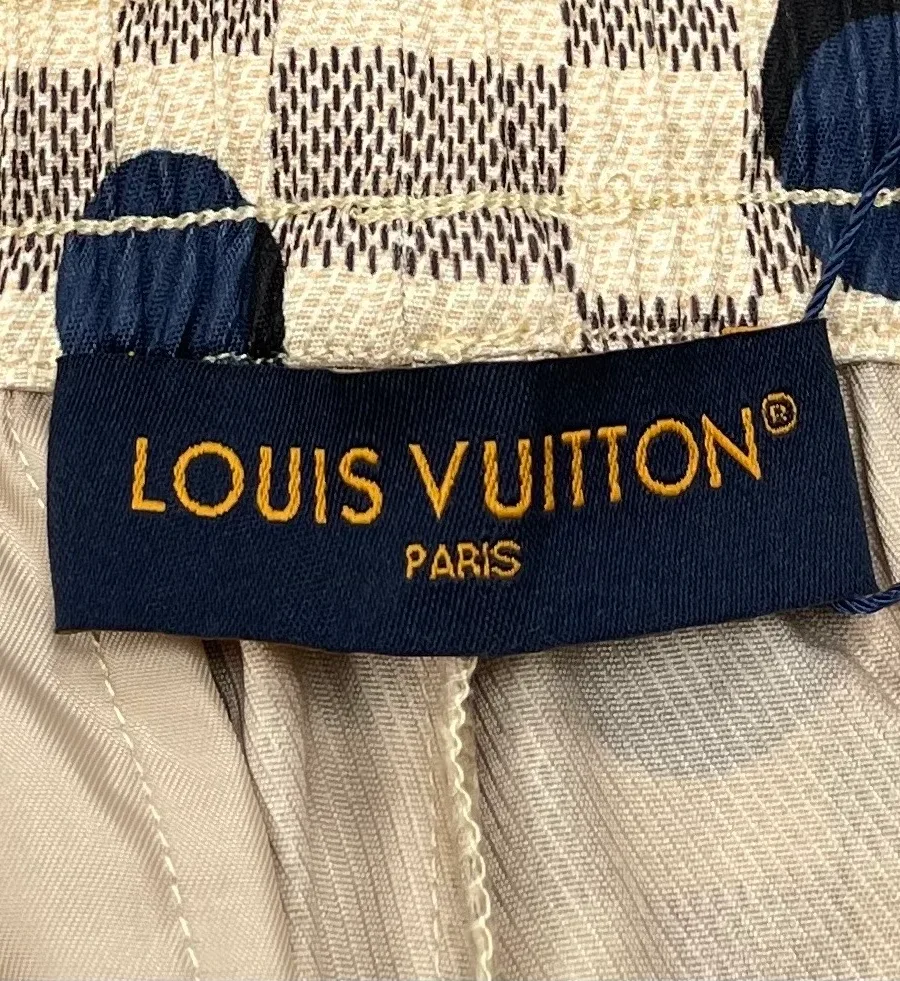 Внутренняя бирка с логотипом Louis Vuitton на поясе шорт