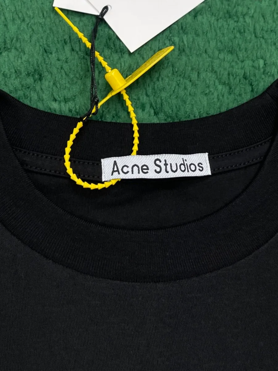 Круглый вырез горловины чёрной футболки с ярлыком Acne Studios