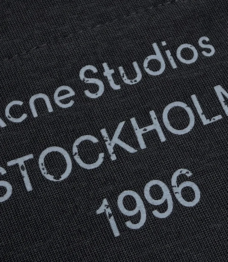Принт с надписью Acne Studios Stockholm 1996 крупным планом