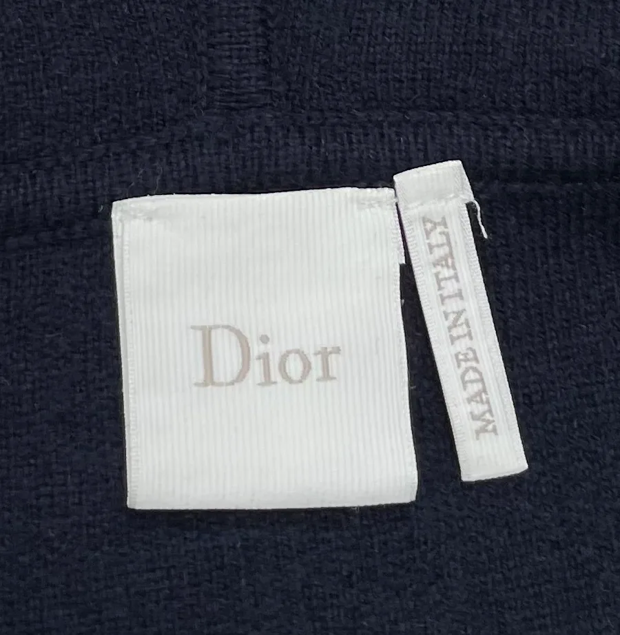 Текстильная бирка с логотипом бренда Christian Dior и ярлык Made in Italy на горловине