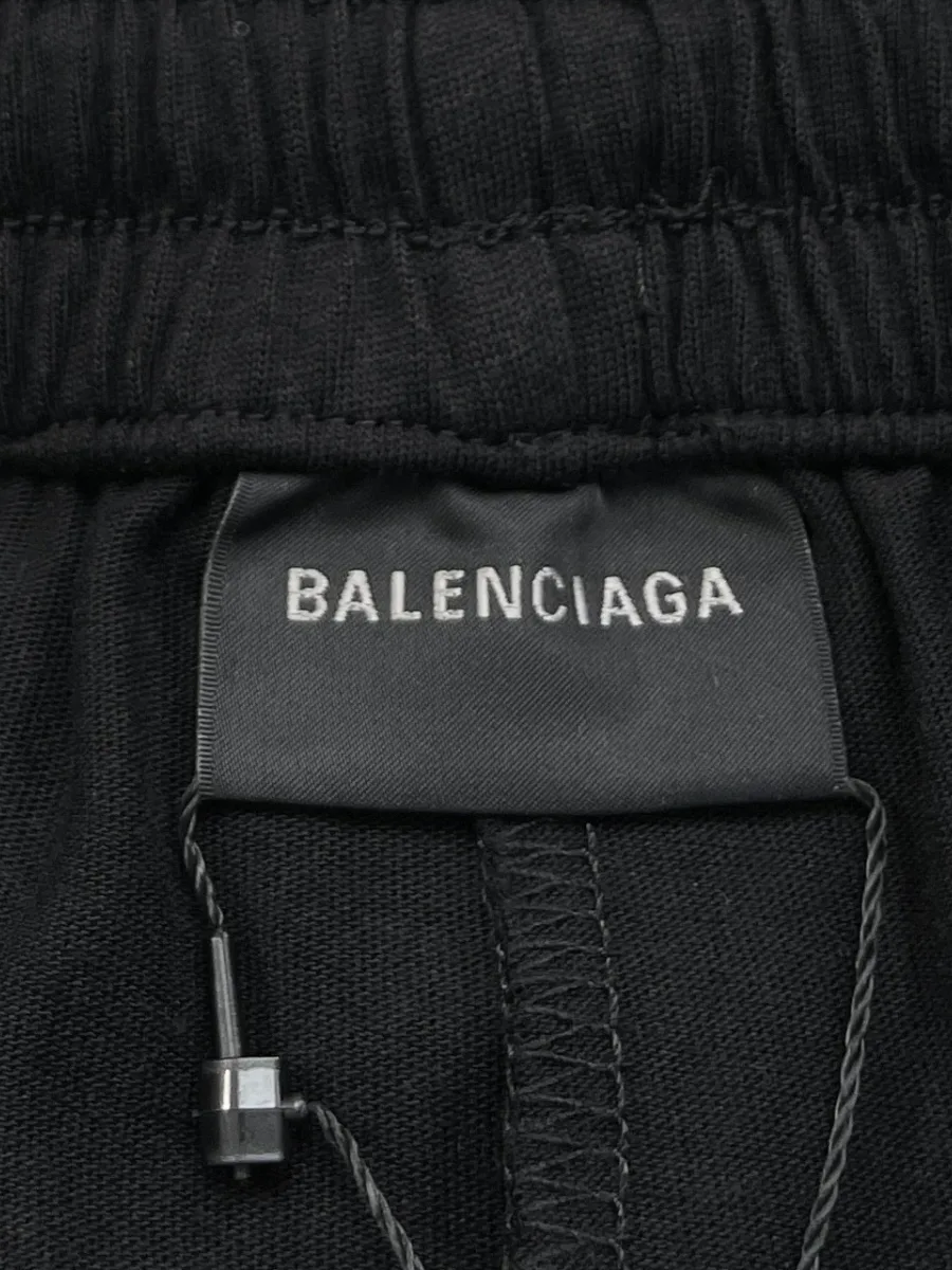 Эластичный пояс с тканевой внутренней фирменной биркой бренда