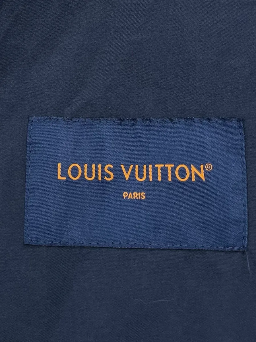 Внутренняя текстильная бирка с логотипом Louis Vuitton Paris крупным планом