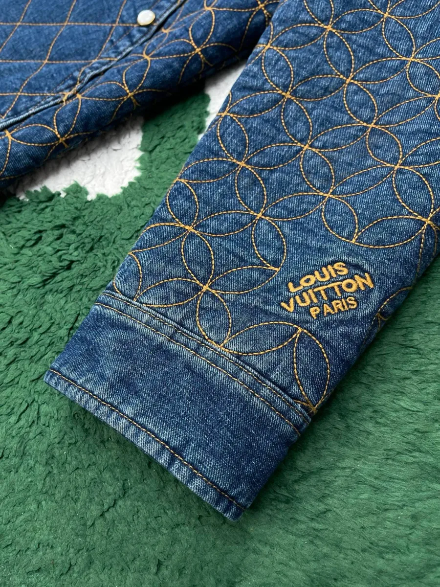 Манжета рукава джинсовой куртки с вышитой надписью Louis Vuitton Paris