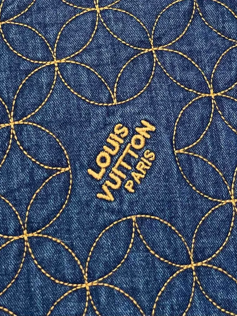 Контрастный вышитый логотип Louis Vuitton Paris на спинке куртки крупным планом