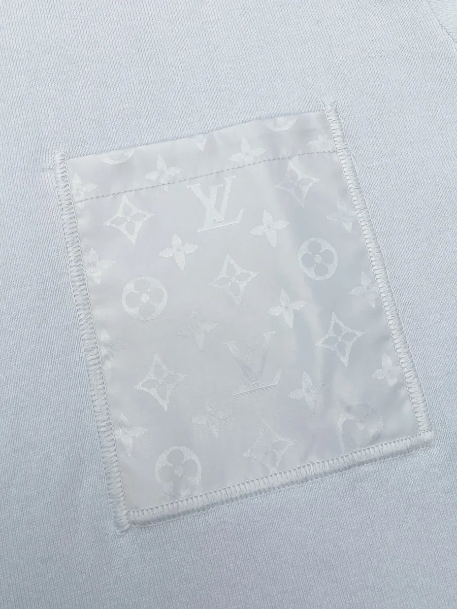 Накладной нагрудный карман из нейлона с тональным узором Monogram крупным планом
