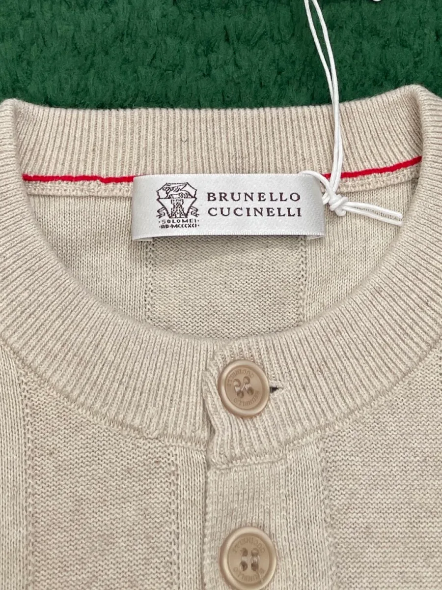 Круглый вырез горловины с биркой бренда Brunello Cucinelli