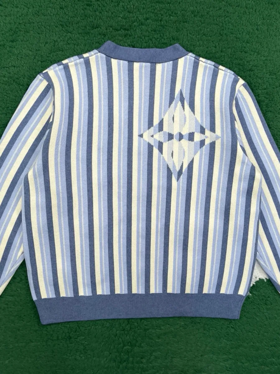 Вязаный кардиган в сине-белую полоску с цветком Monogram на спине, вид сзади