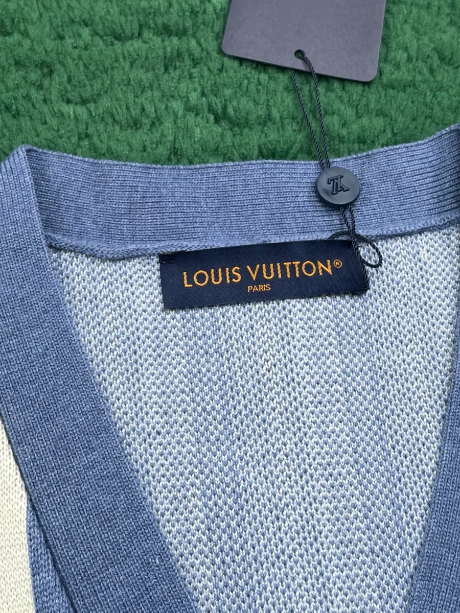 V-образный вырез кардигана с фирменной нашивкой Louis Vuitton на горловине