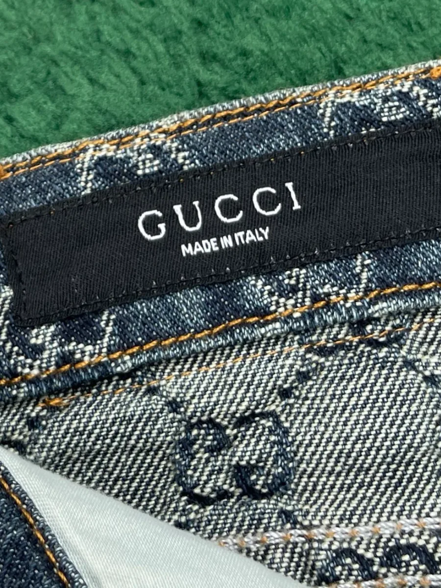 Внутренняя тканая бирка Gucci Made in Italy на поясе джинсов
