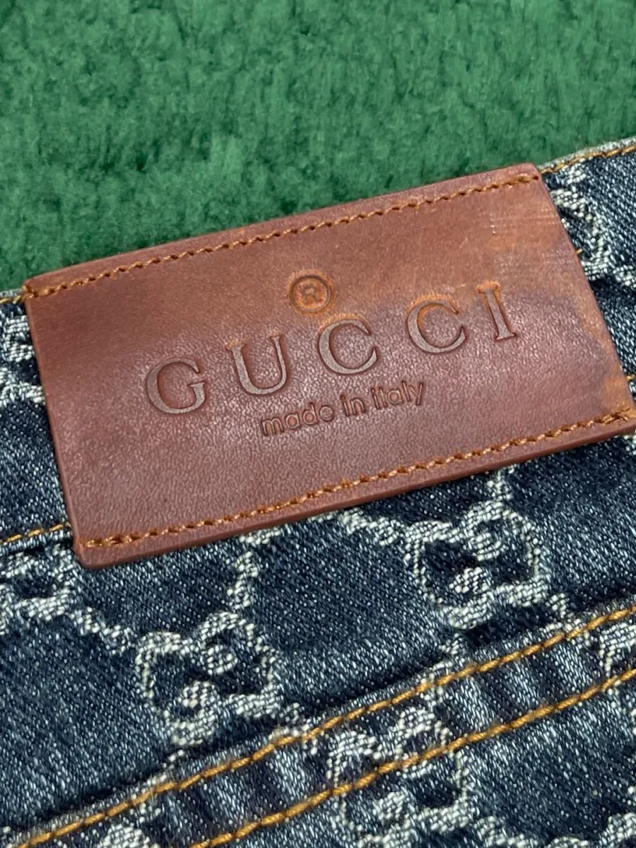 Кожаный патч с тиснёным логотипом Gucci сзади на поясе