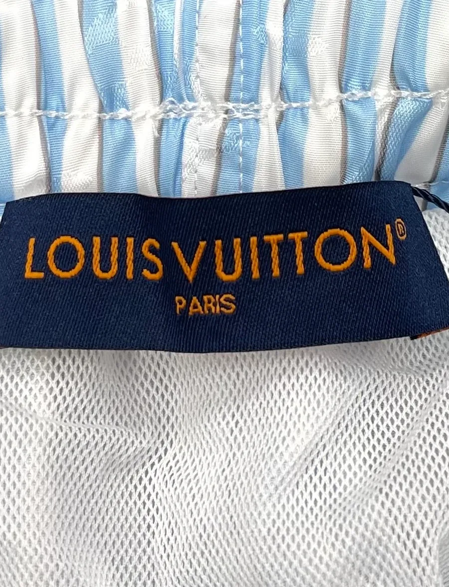 Внутренняя сетчатая подкладка и текстильная бирка с логотипом Louis Vuitton