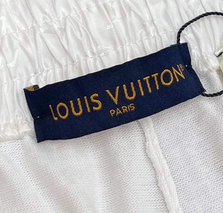 Тканая бирка Louis Vuitton на внутренней стороне пояса