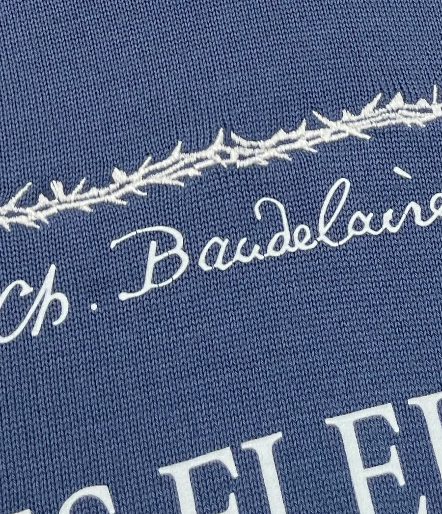 Фрагмент принта с надписью Ch. Baudelaire и белой рамкой