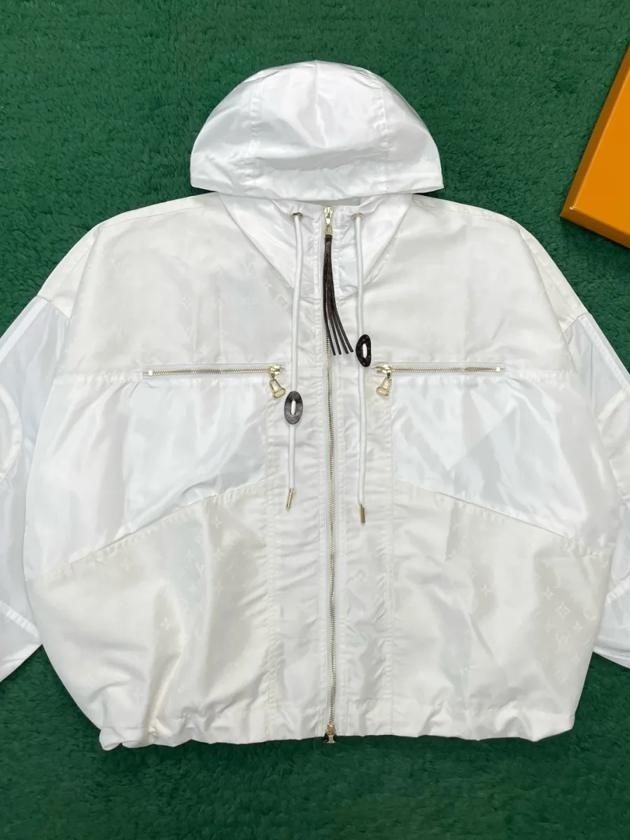 Белая ветровка с капюшоном и узором Monogram, вид спереди