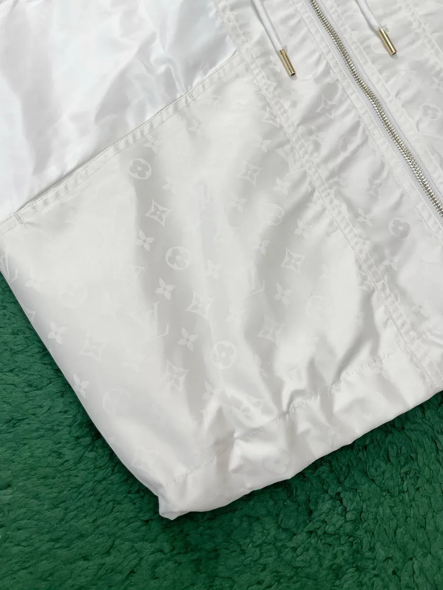 Крупный план подола ветровки с узором Monogram