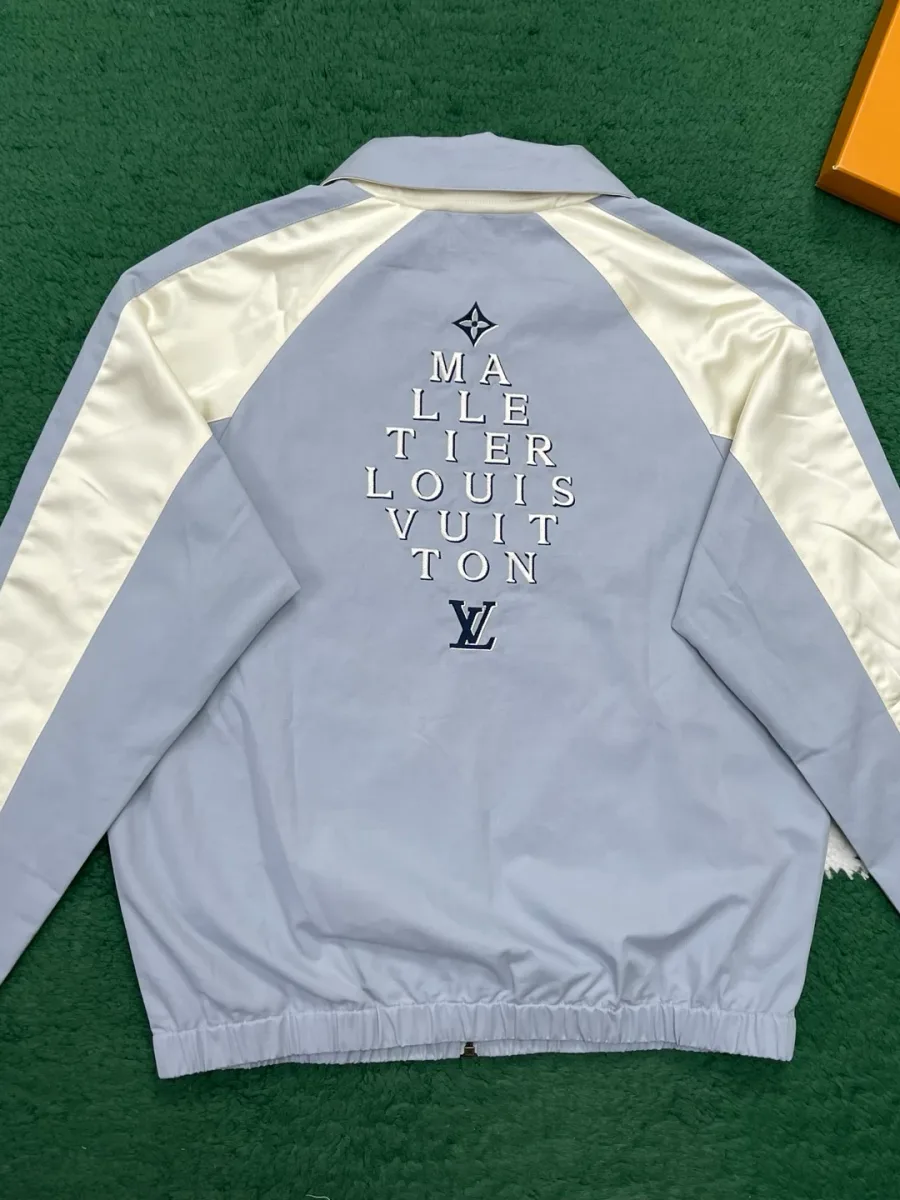 Голубая куртка с вышивкой Malletier Louis Vuitton, вид со спины