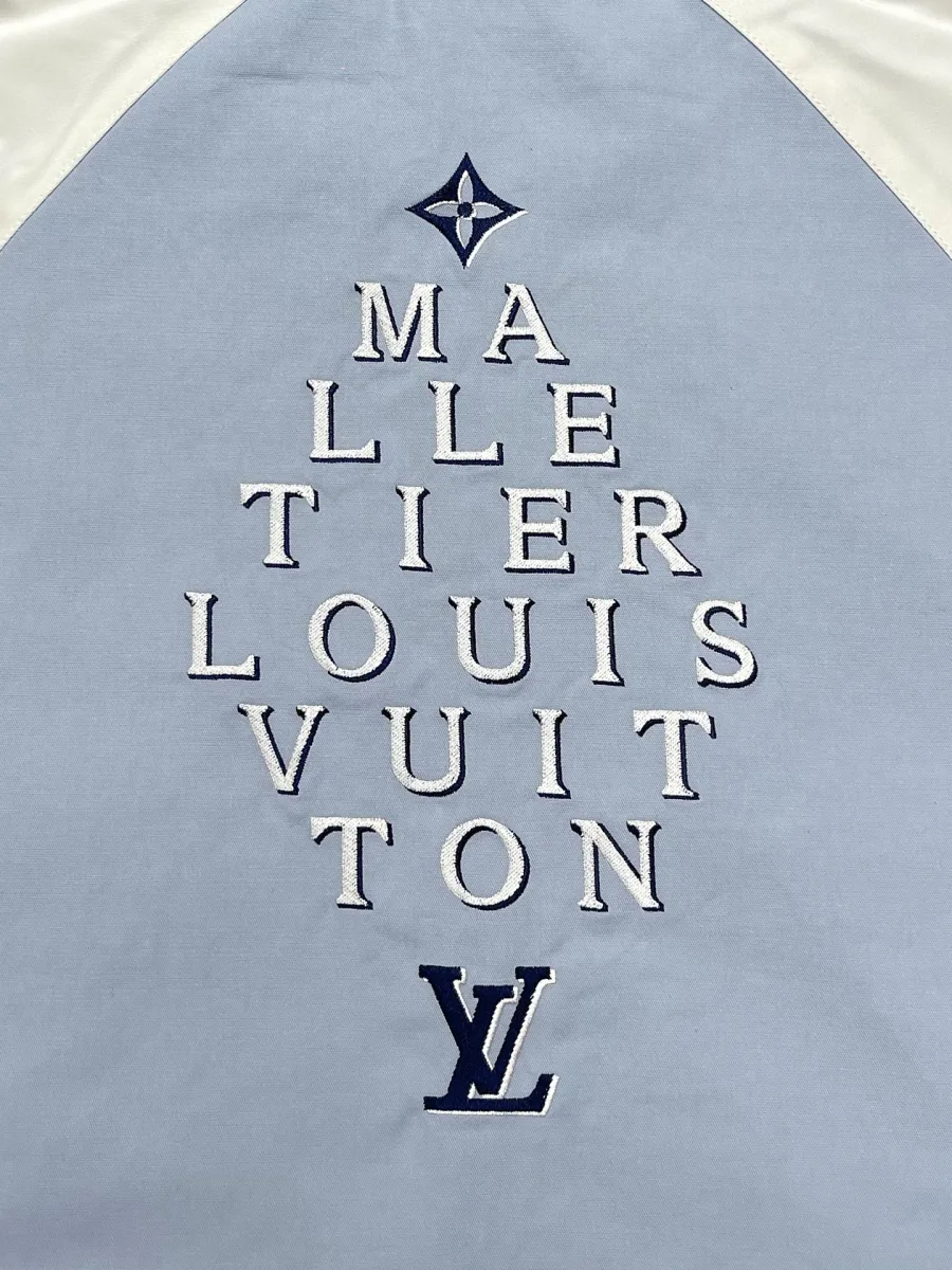 Вышитая надпись Malletier Louis Vuitton и монограмма на спинке