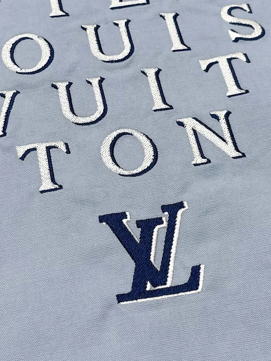 Фактура ткани и деталей вышивки с надписью Louis Vuitton крупно