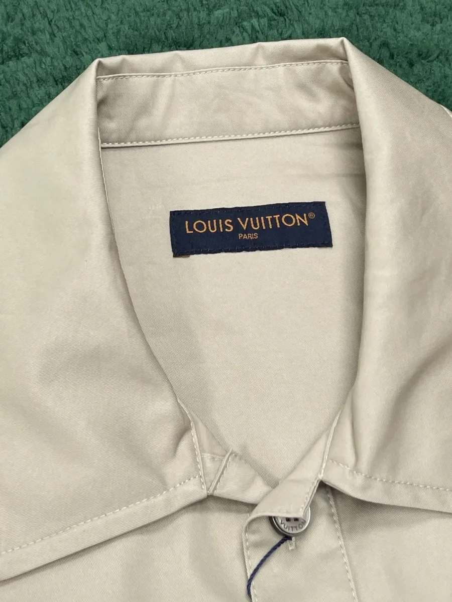 Отложной воротник с фирменной жаккардовой биркой Louis Vuitton Paris