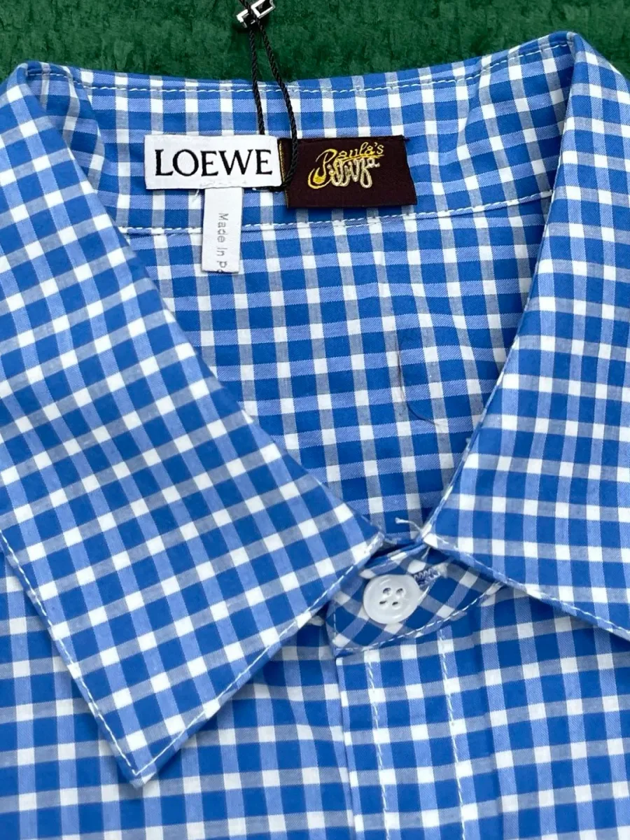 Отложной воротник и фирменная бирка Loewe на синей клетчатой рубашке