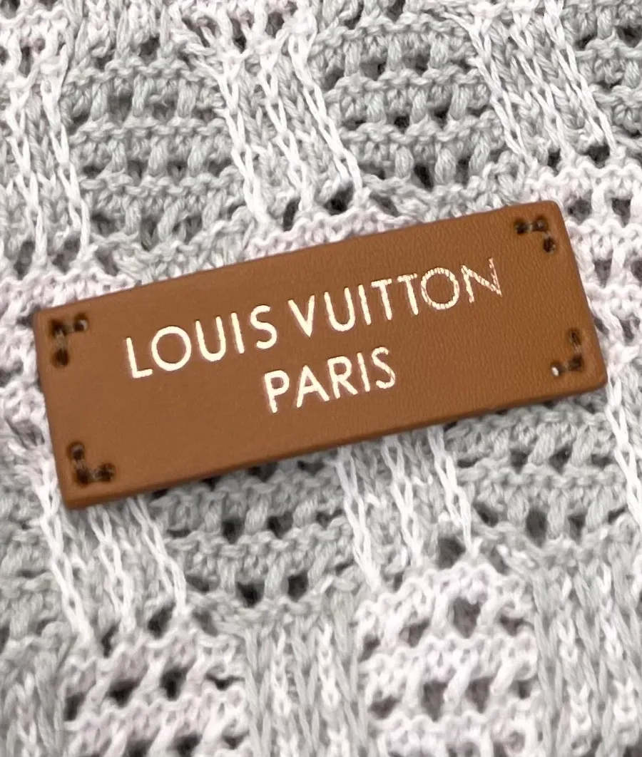 Кожаная нашивка с тиснением Louis Vuitton Paris на груди