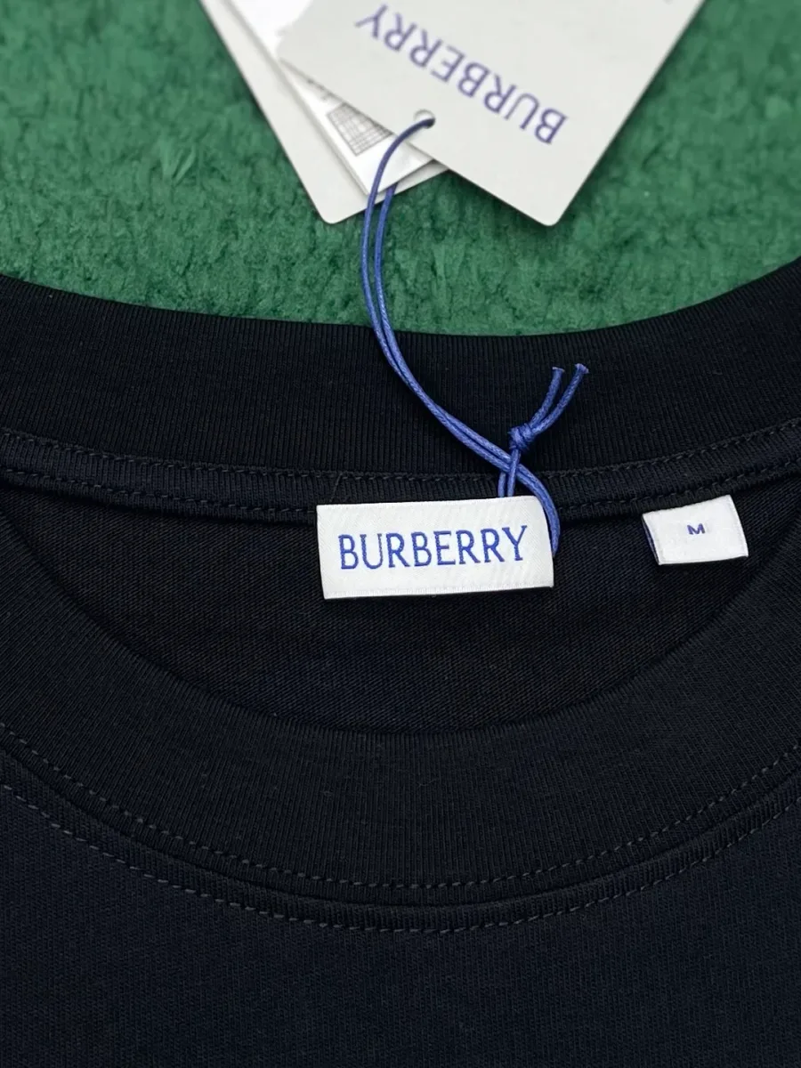 Тканевая бирка с логотипом бренда Burberry на внутренней стороне горловины