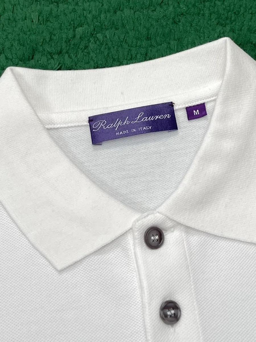 Крупный план воротника поло с фирменным ярлыком Ralph Lauren Purple Label