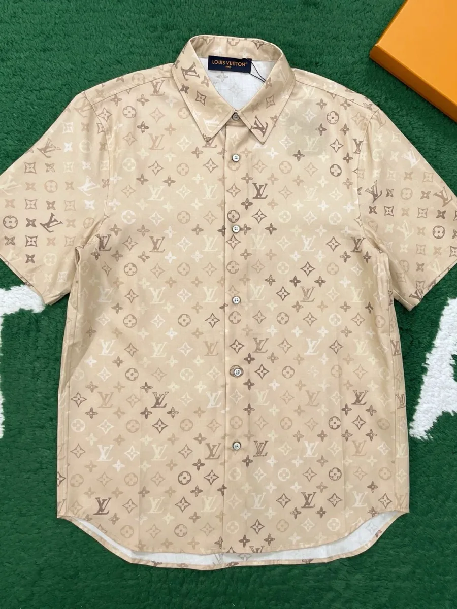 Бежевая рубашка с коротким рукавом и узором Monogram, вид спереди