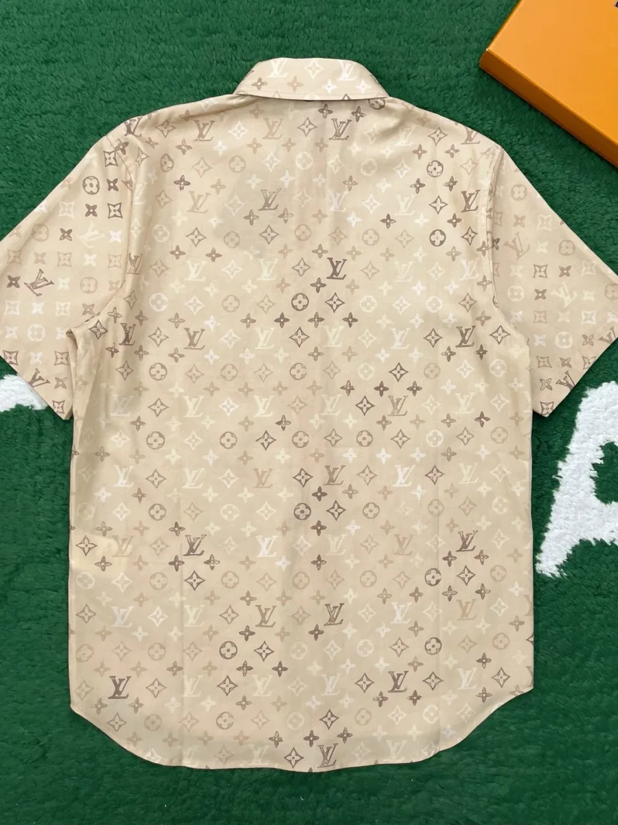 Бежевая рубашка с коротким рукавом и узором Monogram, вид сзади