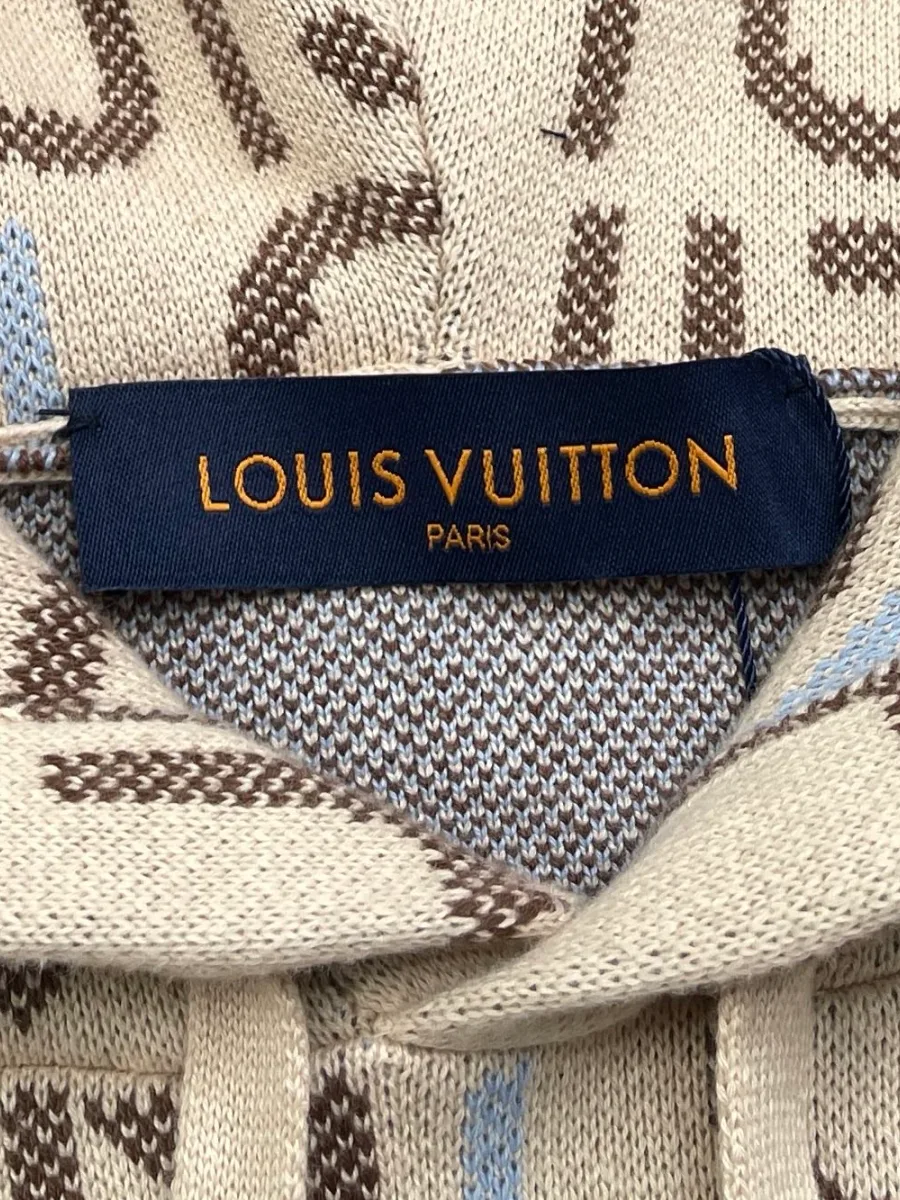Внутренняя бирка с логотипом Louis Vuitton на горловине трикотажного худи