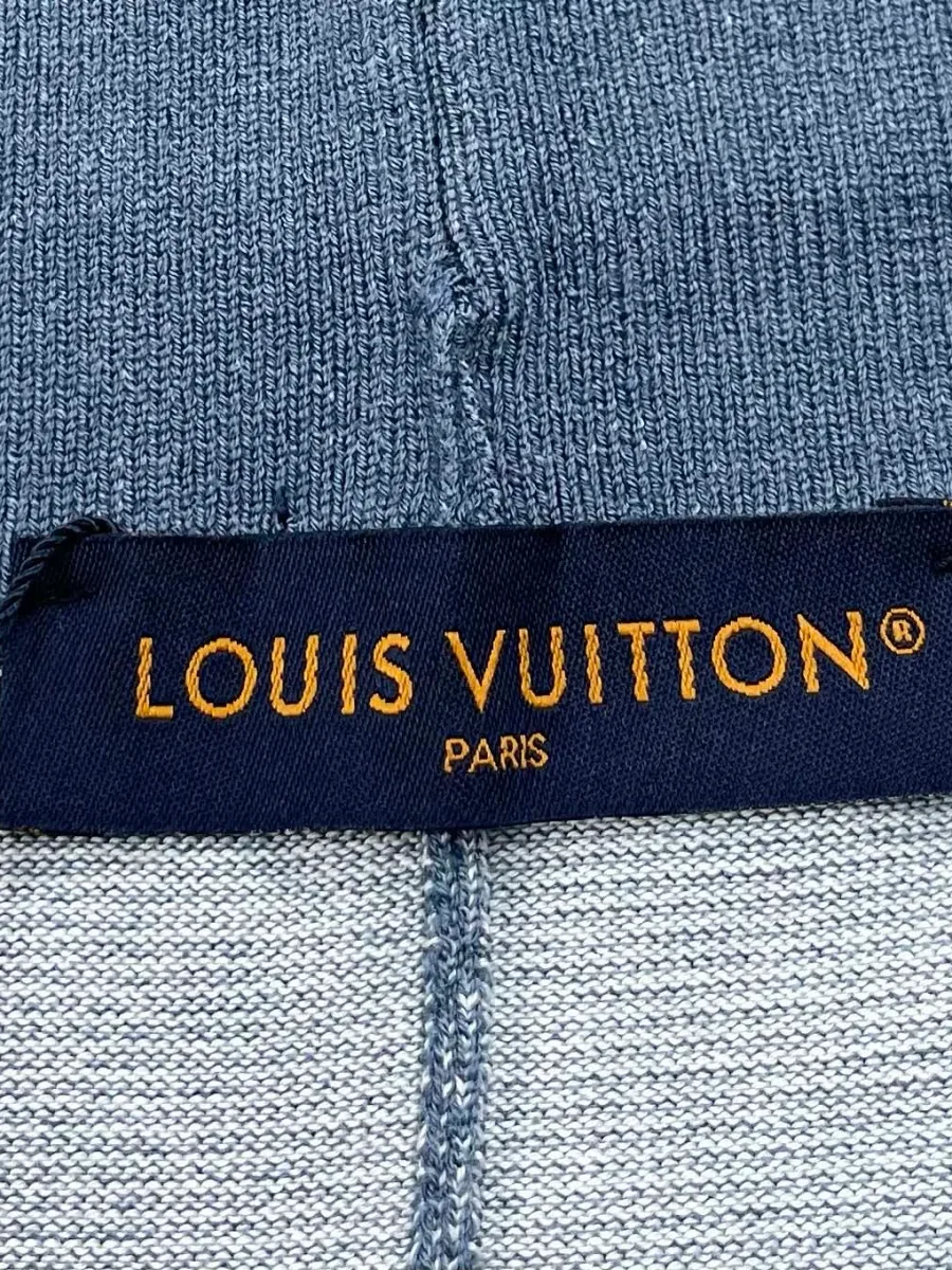 Фирменная тканая бирка Louis Vuitton на поясе шорт