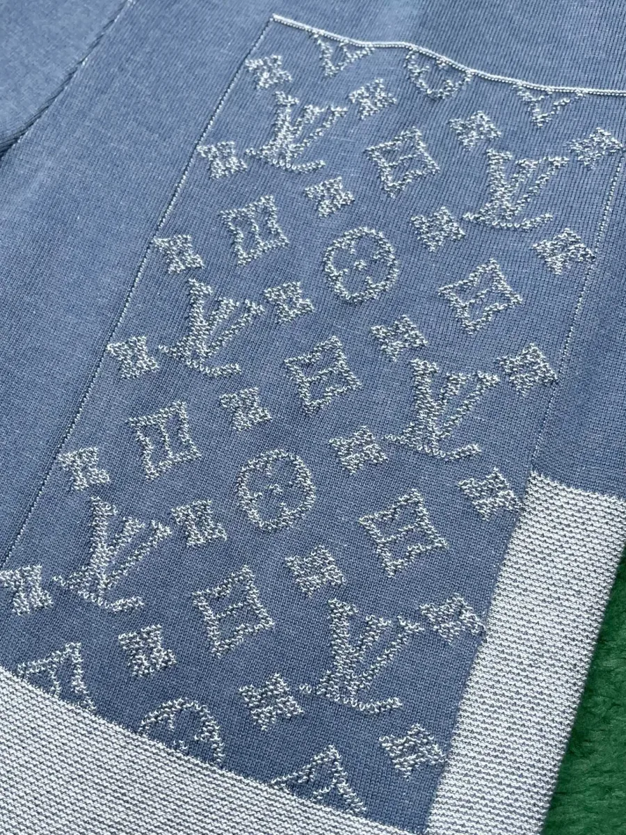 Жаккардовый узор Monogram на контрастной вставке шорт