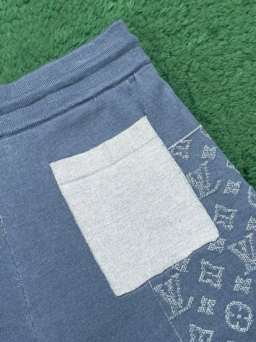 Задняя часть шорт со светлым накладным карманом и узором Monogram