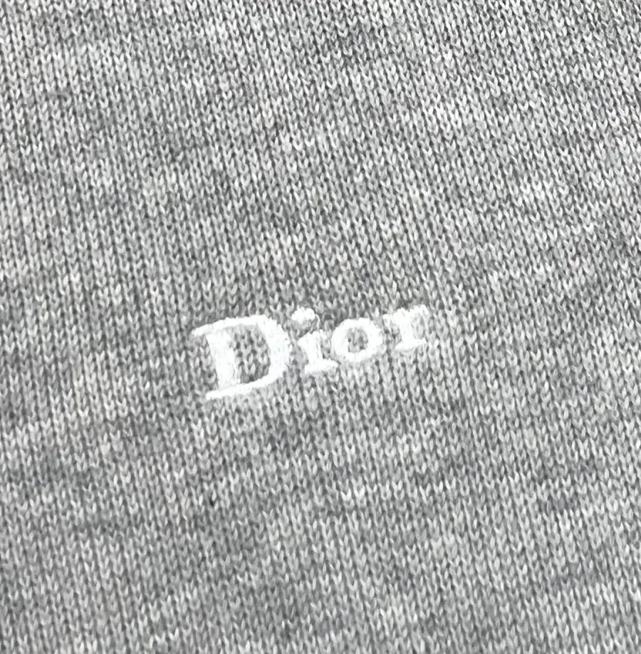 Вышитая эмблема Dior на груди крупным планом