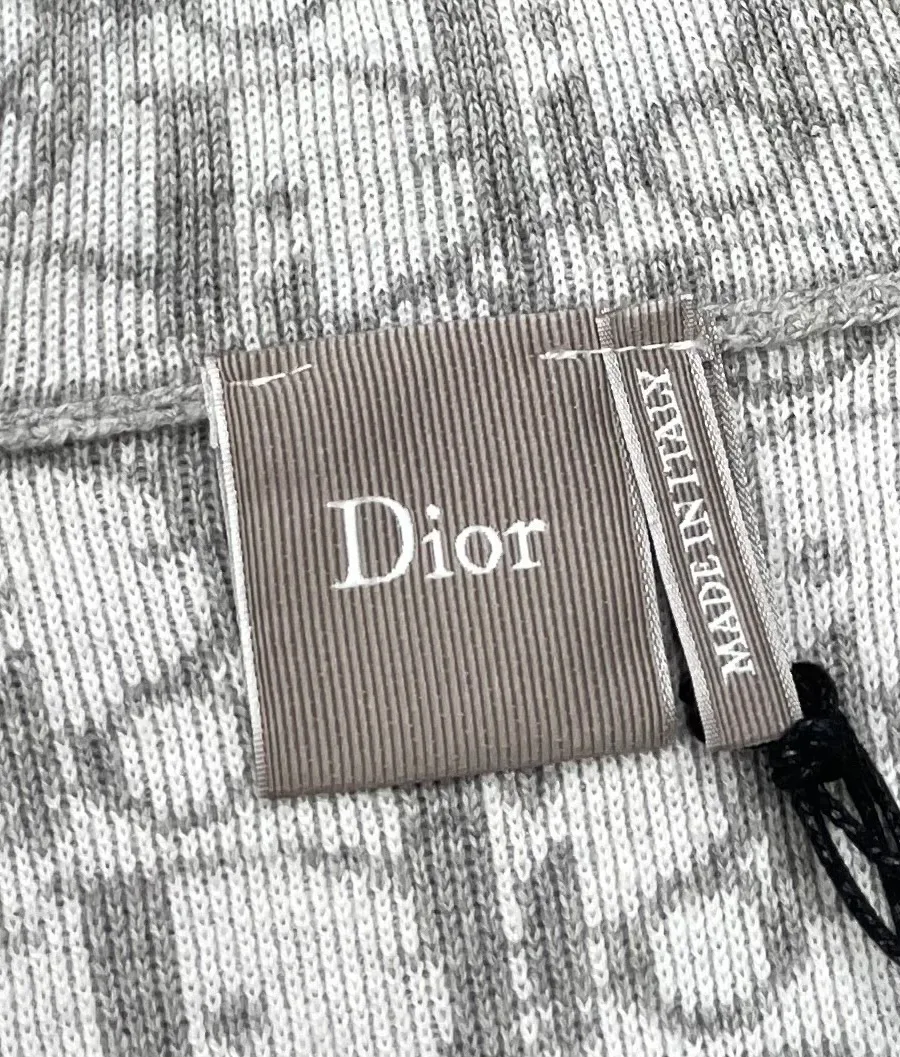 Фирменная бирка Dior на внутренней стороне горловины