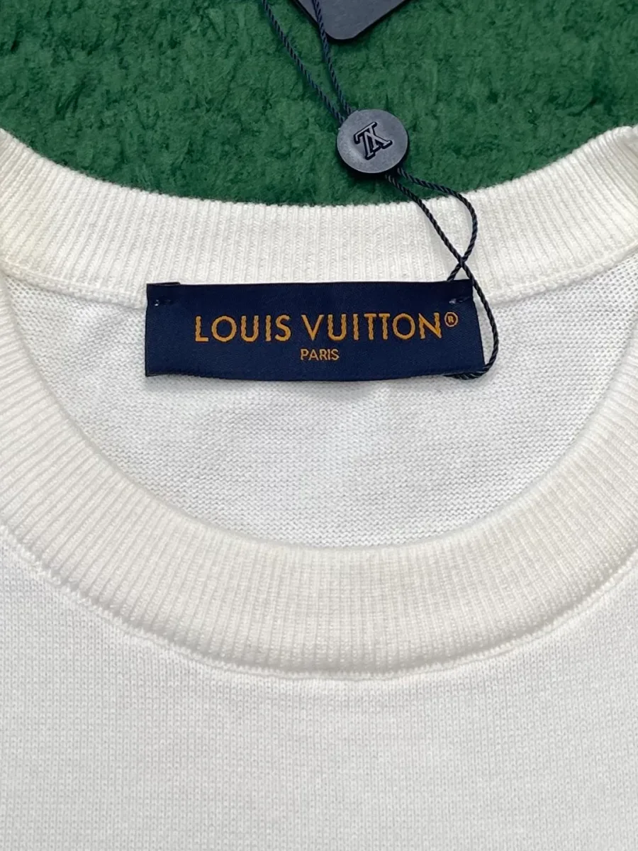 Круглая горловина футболки с фирменной биркой Louis Vuitton