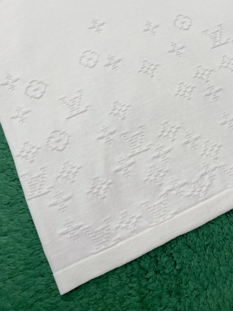 Нижний край футболки с рельефным жаккардовым узором Monogram