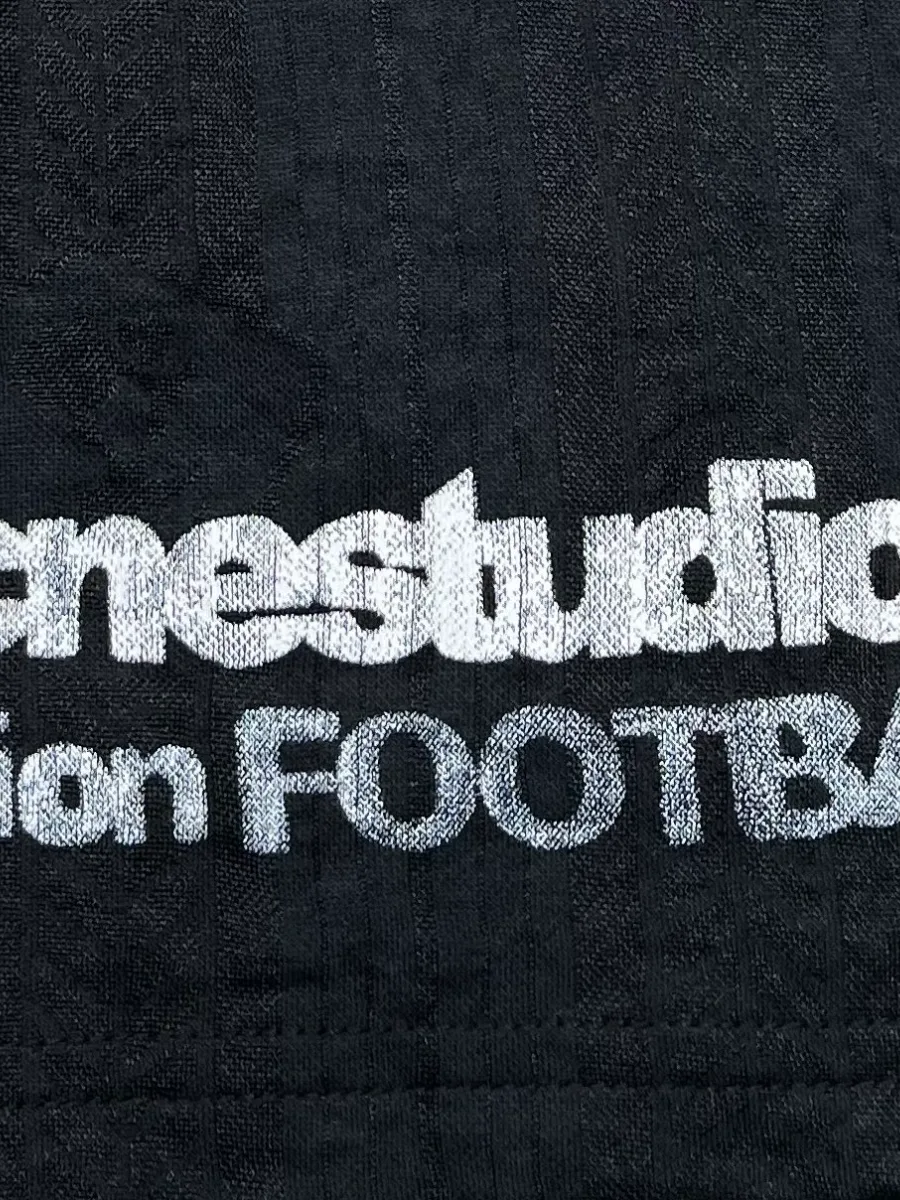 Крупный план надписи acnestudios fashion FOOTBALL на ткани