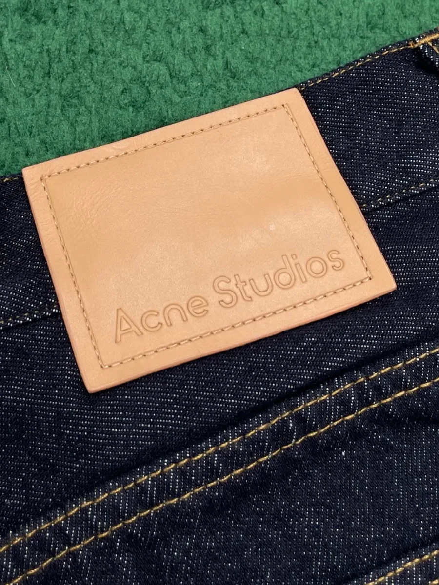 Бежевая кожаная нашивка Acne Studios на поясе сзади