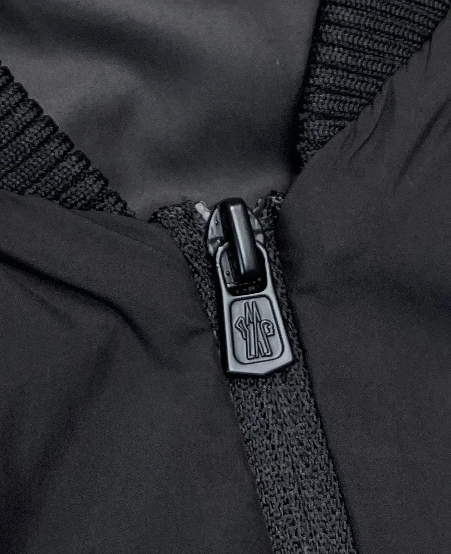 Фирменный пуллер застёжки-молнии с логотипом Moncler крупным планом