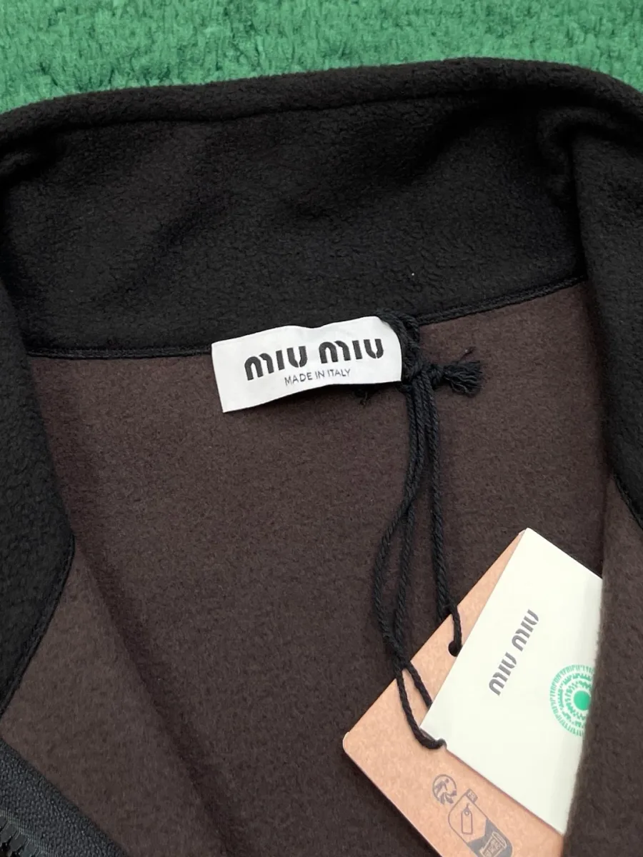 Внутренняя горловина толстовки с тканевым брендовым ярлыком Miu Miu
