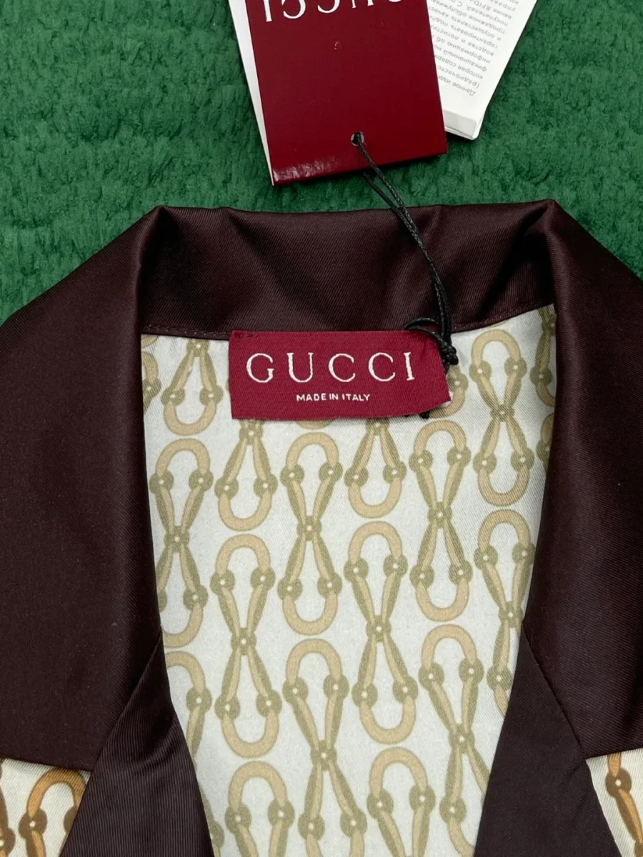 Фирменная бирка Gucci на внутренней стороне ворота рубашки