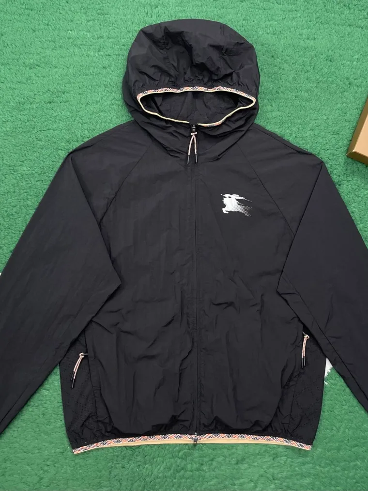 Burberry Чёрная ветровка с капюшоном и принтом Equestrian Knight