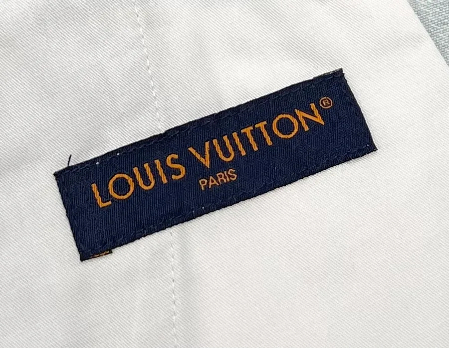 Текстильная фирменная бирка Louis Vuitton Paris крупным планом