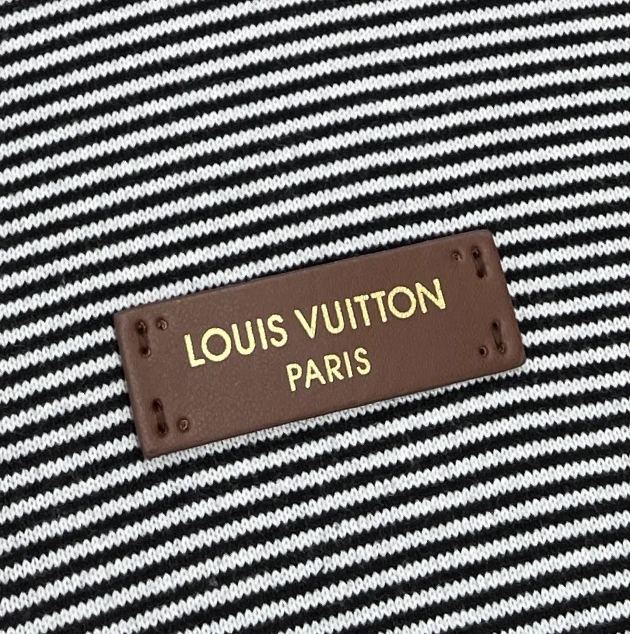 Кожаный коричневый патч с тиснением Louis Vuitton Paris крупным планом