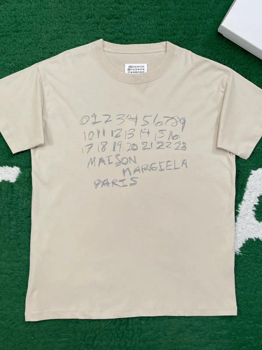 Бежевая футболка свободного кроя с принтом Maison Margiela, вид спереди