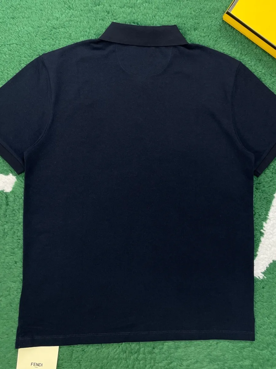 Тёмно-синее поло прямого кроя с короткими рукавами, вид сзади